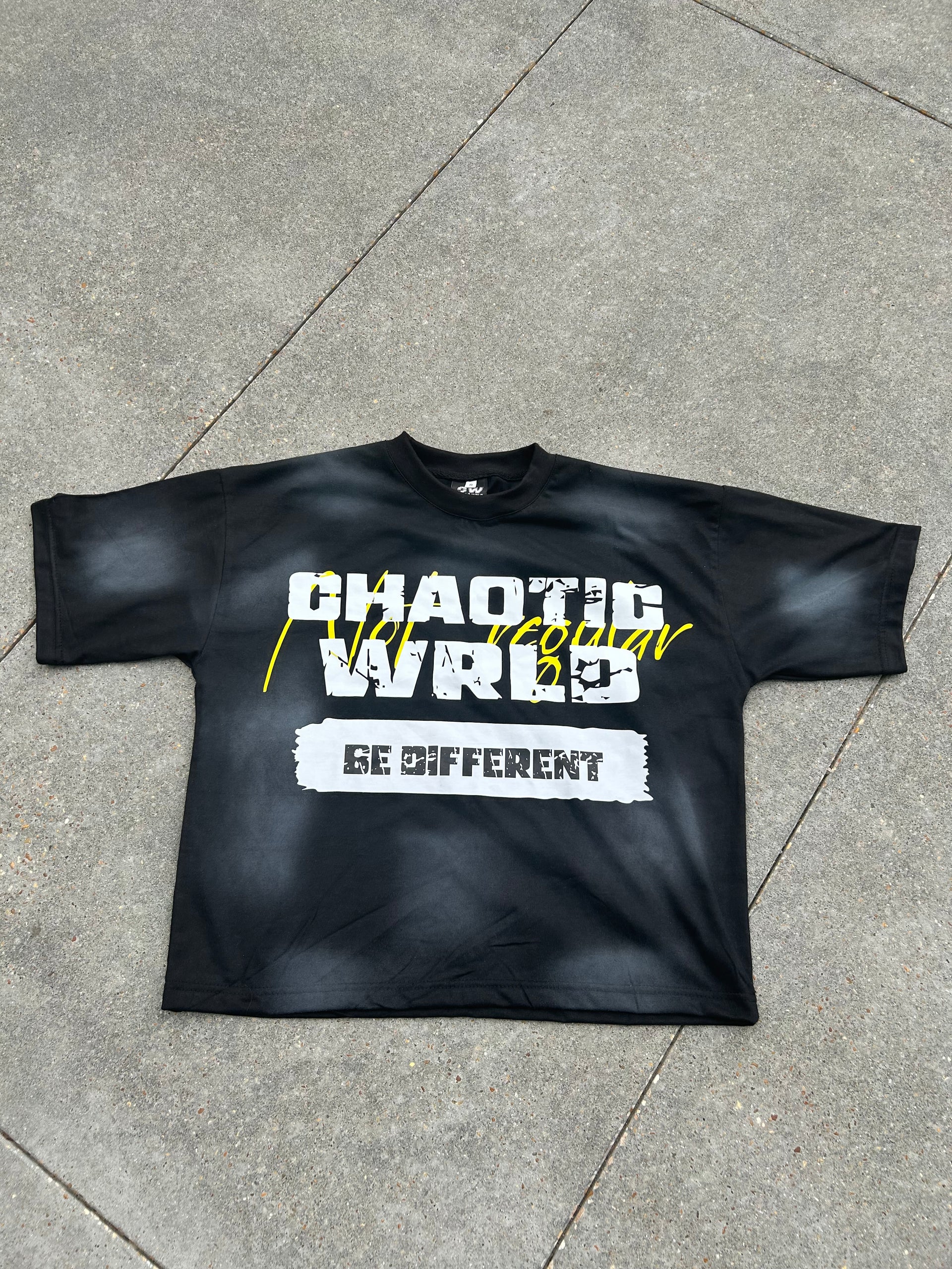“BE DIFFERENT” cropped tee “black”