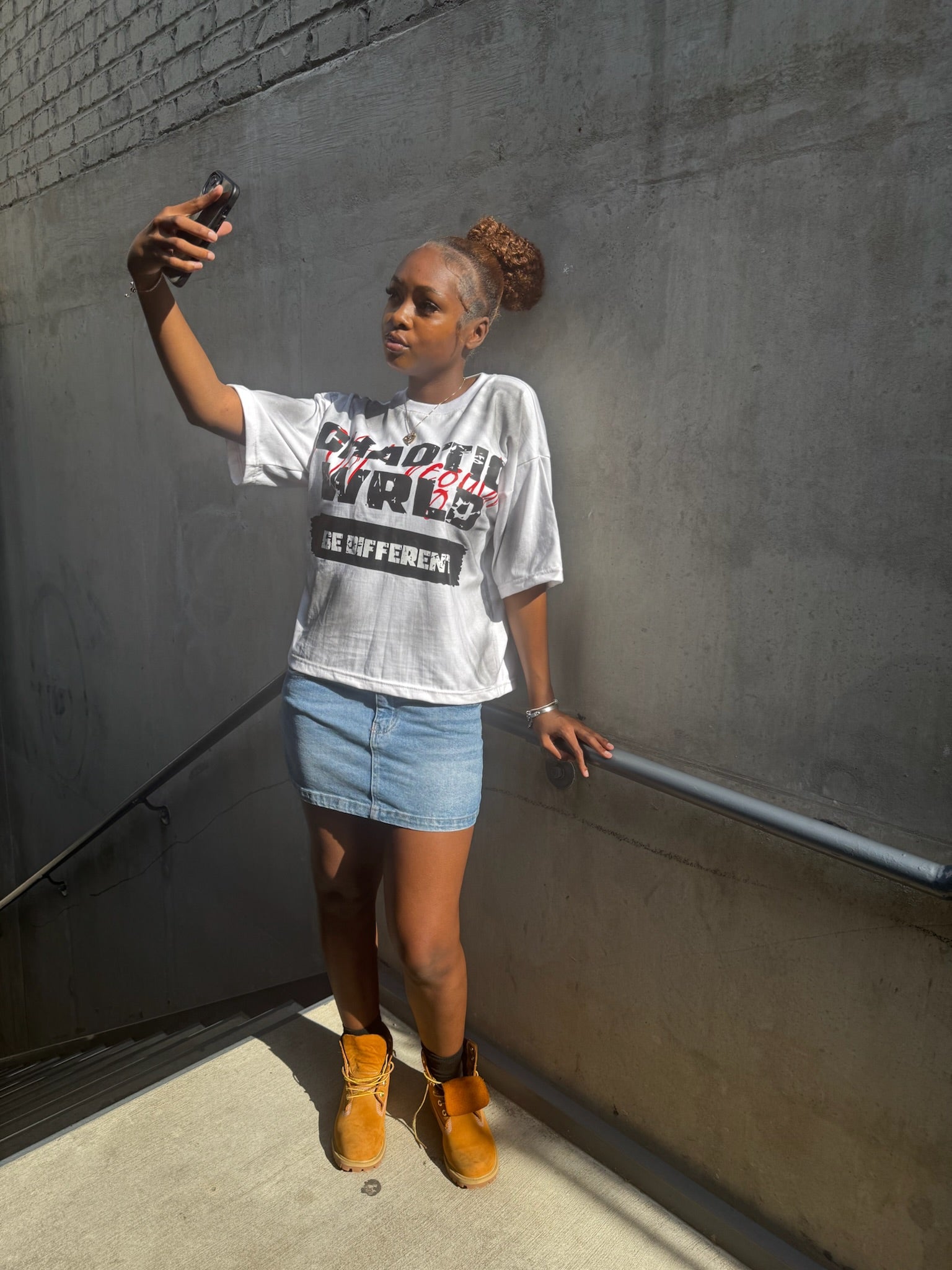 “BE DIFFERENT” cropped tee “white”