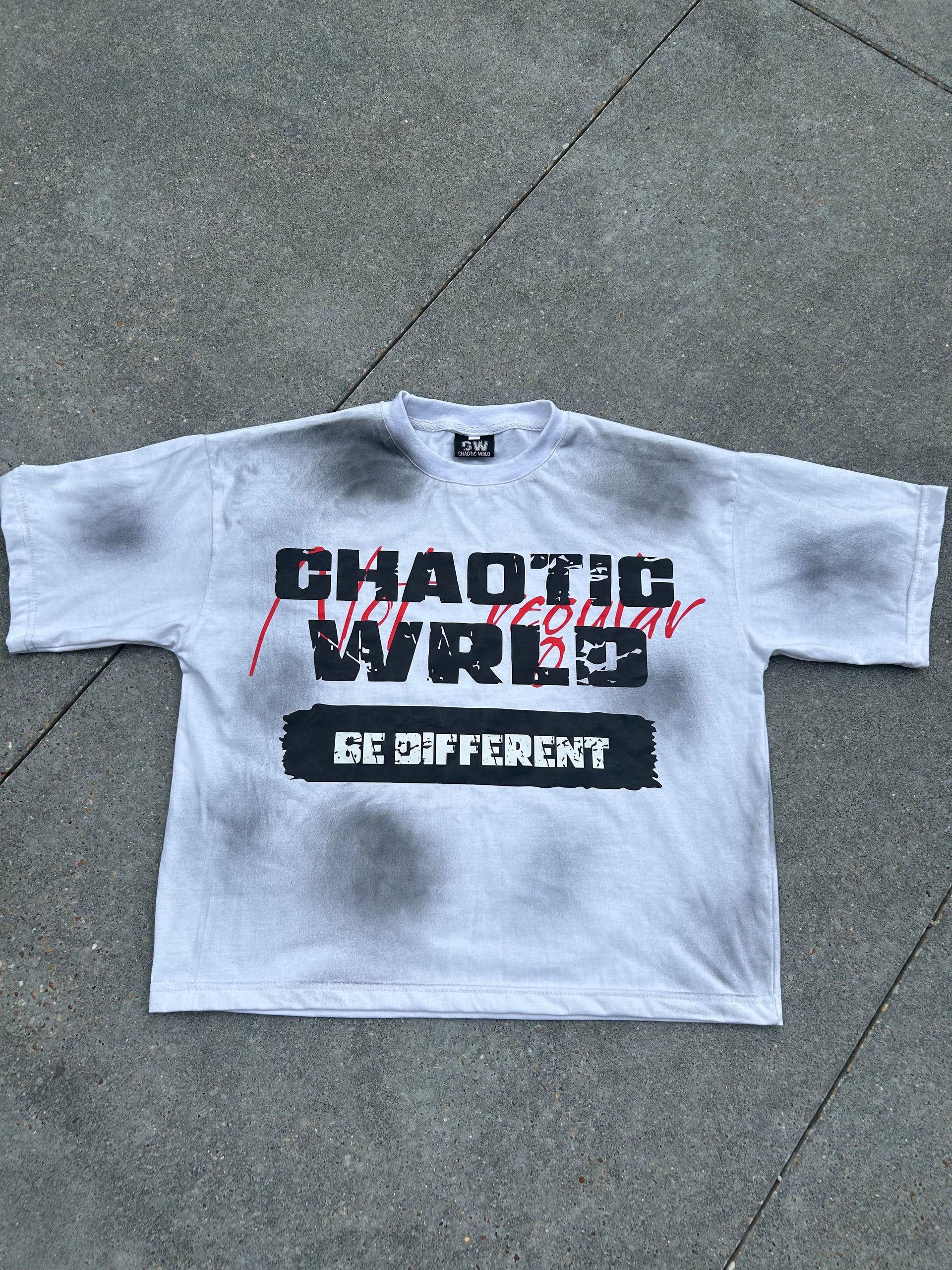 “BE DIFFERENT” cropped tee “white”