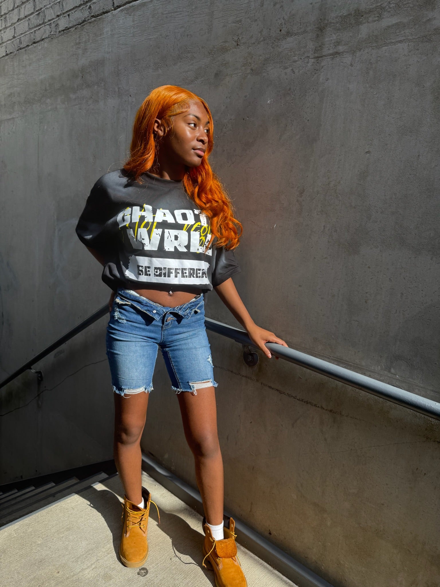“BE DIFFERENT” cropped tee “black”